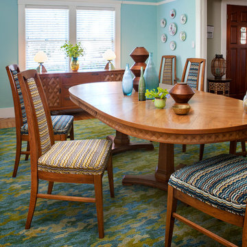 Vintage Bungalow: Retro dining room by Kimball Starr Interior Design