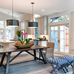 Diseño de comedor de cocina de estilo americano, pequeño, con paredes blancas, suelo laminado y suelo gris