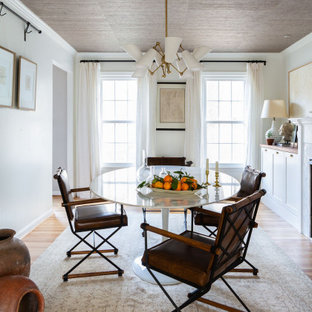 Foto di una sala da pranzo classica chiusa e di medie dimensioni con pareti bianche, parquet chiaro, camino classico, cornice del camino in pietra, soffitto in carta da parati e pavimento beige