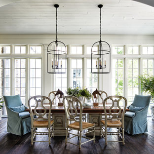 Esempio di una sala da pranzo chic chiusa con pareti beige, parquet scuro, pavimento marrone, soffitto in perlinato e soffitto a volta