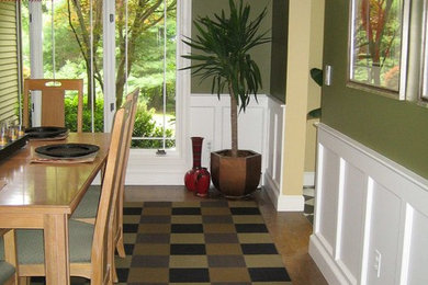 Inspiration pour une salle à manger traditionnelle fermée et de taille moyenne avec un mur vert et un sol en bois brun.