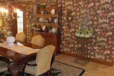 Cette photo montre une grande salle à manger chic fermée avec un mur multicolore, un sol en carrelage de céramique, une cheminée standard et un manteau de cheminée en carrelage.