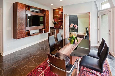 Mittelgroßes Modernes Esszimmer ohne Kamin mit grauer Wandfarbe und braunem Boden in Kansas City