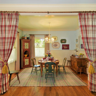 Immagine di una sala da pranzo country con pareti gialle