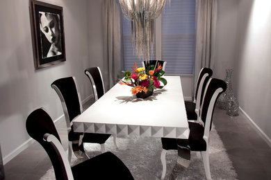 Пример оригинального дизайна: отдельная столовая в современном стиле с серыми стенами без камина