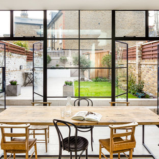 Esempio di una sala da pranzo chic di medie dimensioni con pavimento in pietra calcarea