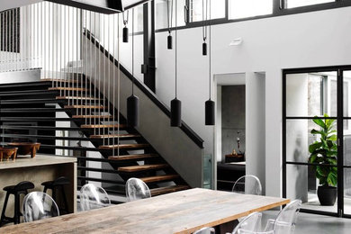 Idéer för att renovera ett stort industriellt kök med matplats, med vita väggar, betonggolv och grått golv