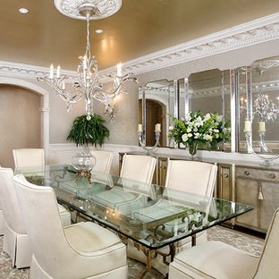 Immagine di un'ampia sala da pranzo chic chiusa con pareti con effetto metallico e pavimento in legno massello medio