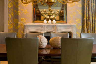 Geschlossenes, Großes Klassisches Esszimmer mit gelber Wandfarbe, hellem Holzboden, Kamin und Kaminumrandung aus Stein in Washington, D.C.