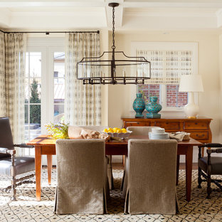 Idee per una sala da pranzo classica con pareti beige