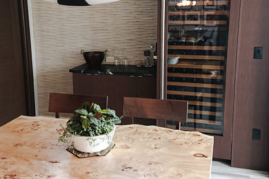 Kleine Moderne Wohnküche mit beiger Wandfarbe, hellem Holzboden und beigem Boden in Tampa