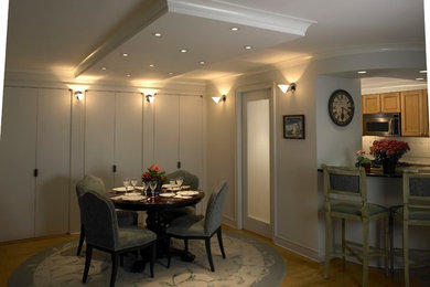 Стильный дизайн: кухня-столовая среднего размера в стиле неоклассика (современная классика) с бежевыми стенами и светлым паркетным полом - последний тренд