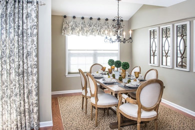 Aménagement d'une salle à manger ouverte sur le salon romantique de taille moyenne avec un mur beige et parquet clair.