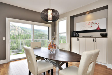 Inspiration pour une salle à manger ouverte sur la cuisine design de taille moyenne avec un mur beige et parquet clair.