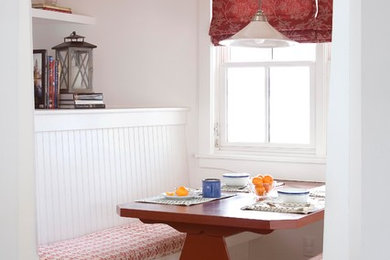 Landhausstil Esszimmer mit weißer Wandfarbe und braunem Holzboden in Sonstige