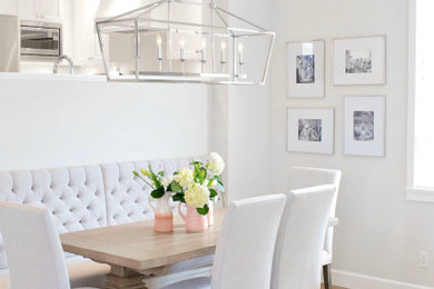 Idées déco pour une salle à manger ouverte sur le salon campagne de taille moyenne avec un mur gris et parquet clair.