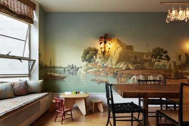 Modelo de comedor de cocina minimalista de tamaño medio con paredes multicolor y suelo de madera en tonos medios