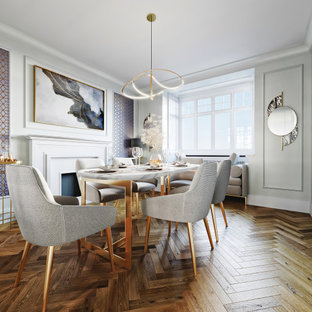 Aménagement d'une salle à manger moderne de taille moyenne avec un mur gris, sol en stratifié, une cheminée standard, un manteau de cheminée en lambris de bois, un sol marron et du lambris.