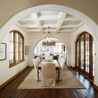 Ispirazione per una grande sala da pranzo mediterranea con pareti bianche, parquet scuro e pavimento marrone