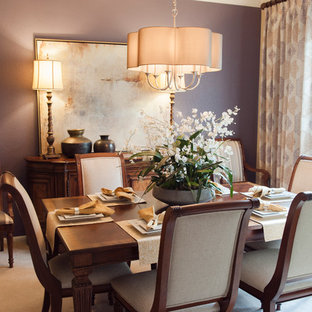 Esempio di una sala da pranzo chic chiusa con pareti viola, moquette e pavimento beige