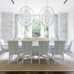 Idee per una grande sala da pranzo chic chiusa con pareti multicolore, pavimento in legno massello medio, nessun camino, pavimento marrone e carta da parati