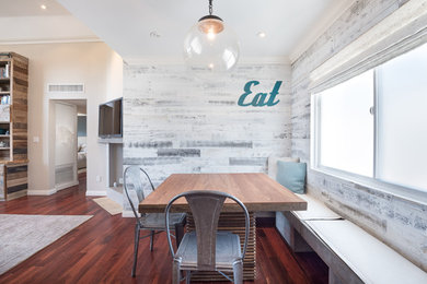 Eklektisk inredning av ett litet kök med matplats, med grå väggar, laminatgolv, en öppen hörnspis, en spiselkrans i trä och brunt golv
