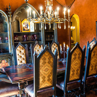 Ispirazione per una grande sala da pranzo vittoriana chiusa con pareti arancioni, pavimento in legno massello medio e nessun camino