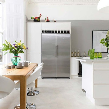 White Gloss J-Pull Kitchen with Stone Worktop and Glass Splashback