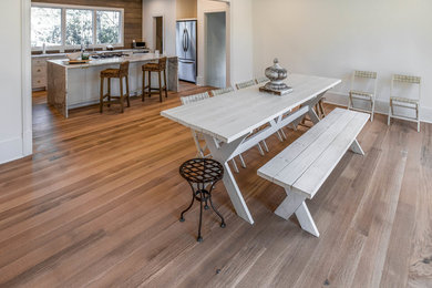 Große Moderne Wohnküche mit braunem Holzboden und braunem Boden in Atlanta