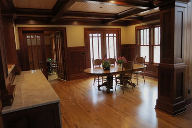 Ejemplo de comedor de estilo americano de tamaño medio cerrado sin chimenea con paredes beige, suelo de madera en tonos medios y suelo marrón