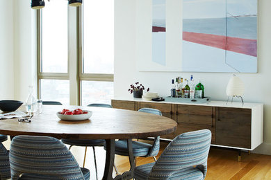 Ejemplo de comedor nórdico con paredes blancas y suelo de madera en tonos medios