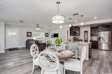 Idées déco pour une grande salle à manger ouverte sur la cuisine classique avec aucune cheminée, un sol gris, un mur gris et parquet peint.