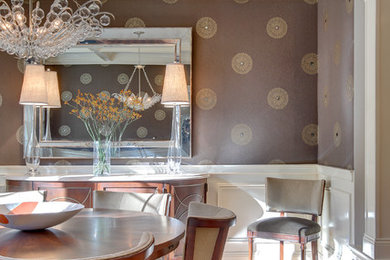 Réalisation d'une salle à manger ouverte sur le salon tradition de taille moyenne avec un mur marron et un sol en bois brun.