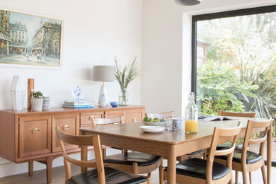 Стильный дизайн: большая кухня-столовая в стиле модернизм с белыми стенами и светлым паркетным полом без камина - последний тренд