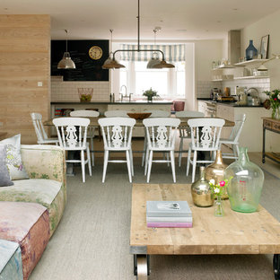 Inspiration för ett mycket stort shabby chic-inspirerat kök med matplats, med beige väggar, ljust trägolv och beiget golv