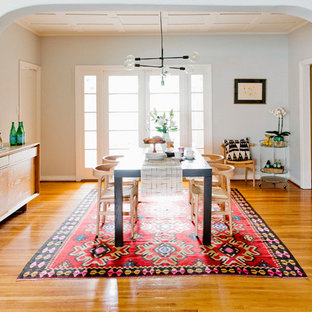 Idee per una piccola sala da pranzo aperta verso la cucina tradizionale con pareti grigie, parquet chiaro e nessun camino