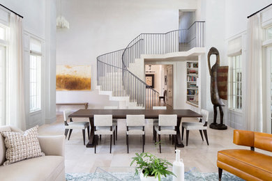Immagine di una sala da pranzo aperta verso il soggiorno stile marinaro con pareti bianche, nessun camino e pavimento beige