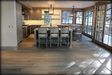 Diseño de comedor de cocina rural de tamaño medio con paredes blancas y suelo de madera en tonos medios