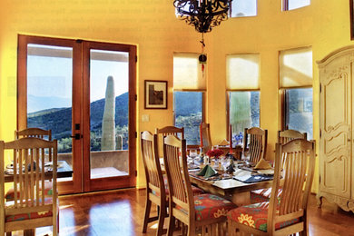 フェニックスにある高級な中くらいなサンタフェスタイルのおしゃれなダイニングキッチン (黄色い壁) の写真