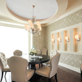 Immagine di una sala da pranzo chic di medie dimensioni con pareti beige, parquet scuro e nessun camino