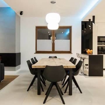 Wooden table with black legs - Diningroom