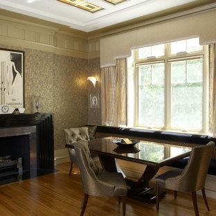 Immagine di una grande sala da pranzo aperta verso la cucina boho chic con pareti con effetto metallico, pavimento in legno massello medio, camino classico e cornice del camino in pietra