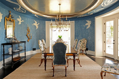 Réalisation d'une salle à manger tradition fermée et de taille moyenne avec un mur bleu et un sol en bois brun.