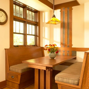 Modelo de comedor de estilo americano con paredes blancas