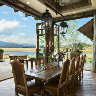 Idee per una sala da pranzo stile rurale con parquet scuro