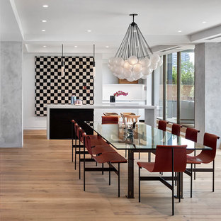 Ispirazione per una sala da pranzo boho chic con parquet chiaro, nessun camino e pavimento beige