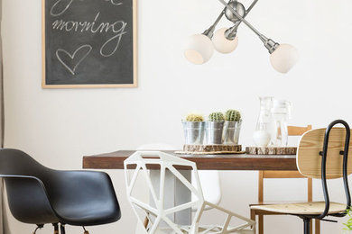 Inspiration pour une salle à manger ouverte sur la cuisine minimaliste de taille moyenne avec un mur blanc, parquet clair et aucune cheminée.