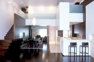 Пример оригинального дизайна: большая гостиная-столовая в стиле модернизм с разноцветными стенами и темным паркетным полом без камина
