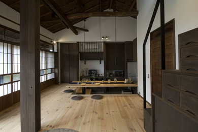 Imagen de comedor de estilo zen de tamaño medio abierto con paredes blancas y suelo de madera clara