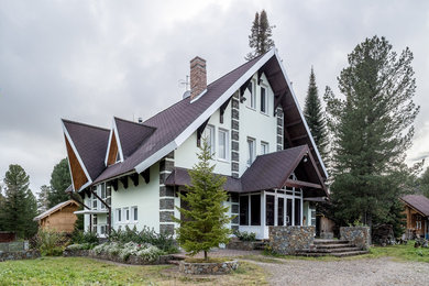 Источник вдохновения для домашнего уюта: трехэтажный, белый частный загородный дом в стиле неоклассика (современная классика) с двускатной крышей